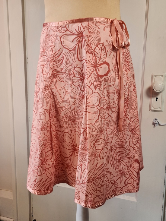 St. John's Bay Dresses & Skirts - Y2K St. John's Bay Ribbon Bow Coral Pink Floral Hibiscus Skirt Sz 12